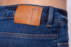 NINA REIN Jeans,  Knöchellänge, optimale Taschenposition für einen schönen Po,Knöpfe und Nieten in einem hellen Goldton, natürlich gegerbter Lederpatch, dunkelblau, fair, nachhaltig