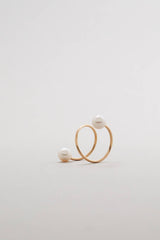 SASKIA DIEZ: Goldener Perlenring in Spiral-Form für Damen, handmade, fair, made in Europe - the wearness online-shop 